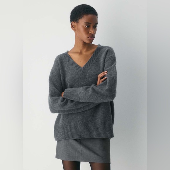 Aritzia Sweaters - Aritzia
Plush Cashmere Oversized V-Neck Sweater
